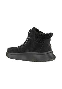 Czarne botki za kostkę z zamszowego materiału, z teksturowanym kołnierzem z futerka, sznurowanym fasonem i kontrastującą gumową podeszwą.