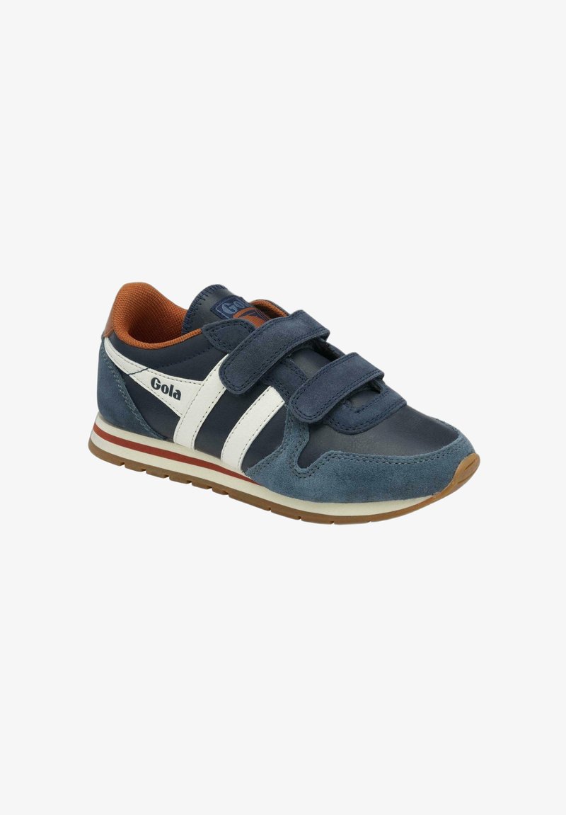 Baskets Gola bleu marine et blanches avec deux scratchs, accents en suède, doublure intérieure marron, et semelle en caoutchouc avec rayures marron et rouges.