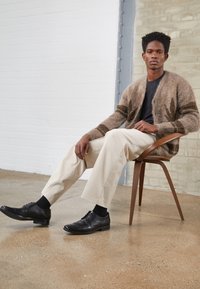 Clarks Derbies & Richelieus - black