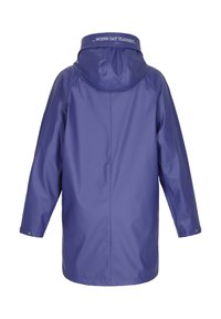 Fialová vodeodolná bunda s kapucňou, s textovým akcentom na golieri a tlačným uzáverom na manžetách. Hladký, lesklý povrch.
