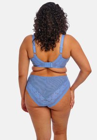 Blauwe bh en set met hoge taille onderbroek met kantdetails, verstelbare bandjes en een gestructureerde afwerking. Achteraanzicht toont het algemene ontwerp en de pasvorm.