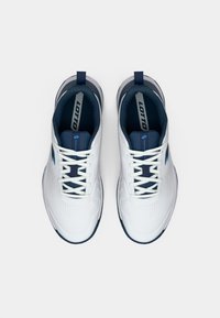 Weiße Sportschuhe mit blauen Akzenten, einer strukturierten Mesh-Oberfläche, weißen Schnürsenkeln und einer Gummisohle. Logo auf der Zunge und der Seite angebracht.
