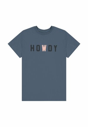 Blå bomulds t-shirt med korte ærmer og rund hals, der har ordet "HOWDY" i sorte og lyserøde blokbogstaver over forsiden.