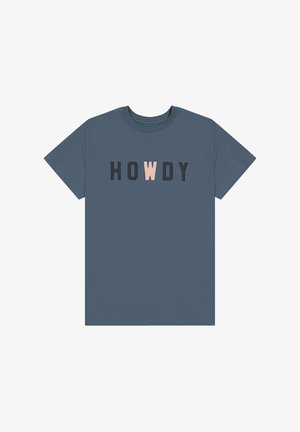 Blå bomulds t-shirt med korte ærmer og rund hals, der har ordet "HOWDY" i sorte og lyserøde blokbogstaver over forsiden.