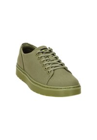 Sneaker in tela verde oliva con punta rotonda, design con lacci, suola testurizzata e discreti dettagli di cucitura lungo la parte superiore e il bordo della suola.