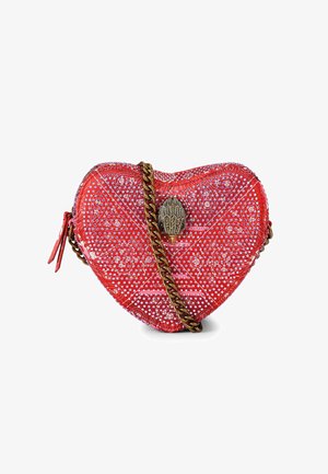 Borsa a forma di cuore rossa con motivi intricati, accenti metallici, una chiusura decorativa e una tracolla in oro. Realizzata in materiale testurizzato.