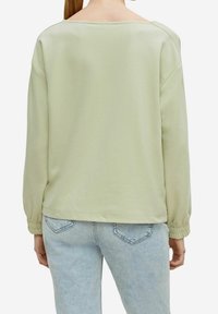 Lichtgroene sweatshirt met een wijde halslijn, lange mouwen met gathered cuffs en een ontspannen pasvorm. Zacht materiaal met minimale details.