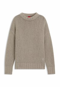 Beige gebreide trui met een hoge, geribbelde halslijn, verlaagde schouders en geribbelde manchetten. Bevat een textuurpatroon en logo-detail aan de onderzijde.