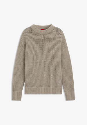 Beige gestrickter Pullover mit hohem, geripptem Kragen, überschnittenen Schultern und gerippten Bündchen. Mit strukturiertem Muster und Logodetail am Saum.