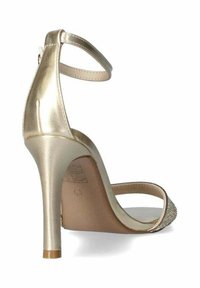 Sandalo dorato con tacco alto e finitura lucida, con retro aperto, cinturino alla caviglia e fascia frontale testurizzata decorata con piccole pietre di strass.