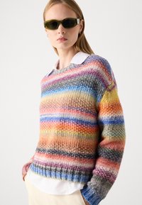 Mehrfarbiger gestrickter Pullover mit horizontalen Streifen in Orangen-, Blau-, Rosa- und Grautönen. Gerippte Bündchen und Saum mit lockerer Passform.