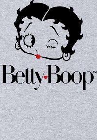 Szara koszulka z czarno-białą postacią rysunkową Betty Boop z czerwonymi ustami, w towarzystwie stylizowanego napisu "Betty Boop."