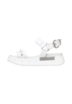 Witte sandaal met een dikke zool, verstelbare gesp en sierlijke studs. Gemaakt van synthetisch materiaal, met gestructureerde bandjes.