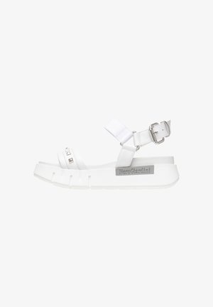 Witte sandaal met een dikke zool, verstelbare gesp en sierlijke studs. Gemaakt van synthetisch materiaal, met gestructureerde bandjes.