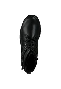 Botín de cuero negro con puntera redonda, cordones en la parte delantera, ojetes decorativos y cremallera lateral. Textura lisa y color sólido.