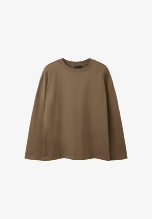 Bruin shirt met lange mouwen en ronde hals, losse pasvorm, eenvoudig ontwerp en zichtbaar merkembleem op de halslijn.