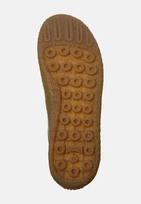 Sola in gomma di scarpa con motivi di grip circolari, colore beige, e superficie testurizzata. Presenta il logo "CAMPER" e la taglia "42" impresso.