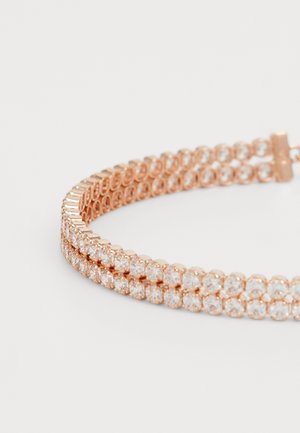 Set di bracciali a doppia fila in oro rosa con pietre tonde trasparenti scintillanti su sfondo bianco.