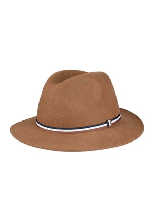 Cappello fedora in feltro marrone con una fascia a righe nere, bianche e marroni alla base della calotta.