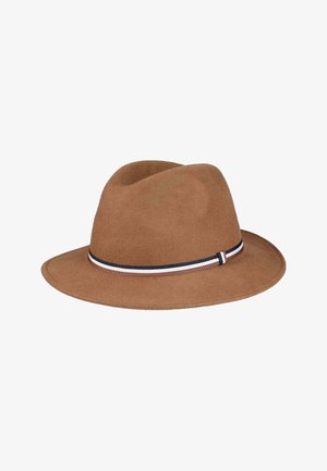 Cappello fedora in feltro marrone con una fascia a righe nere, bianche e marroni alla base della calotta.
