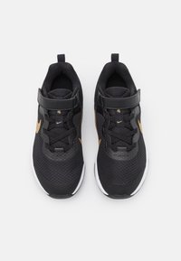 Nike Performance NIKE REVOLUTION 6 (PSV) - Sapatos para corrida em estrada - black/metallic gold/white