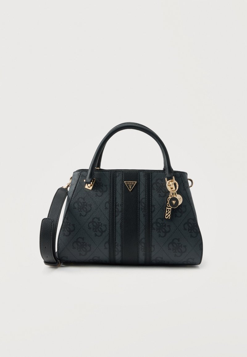 Μαύρη τσάντα Guess με διπλές λαβές, αποσπώμενο λουρί ώμου, χαρακτηριστικό μοτίβο και χρυσό μενταγιόν με το λογότυπο της μάρκας σε μονόχρωμο φόντο.