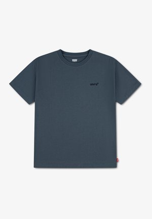 Μπλούζα Levi's σε σκούρο μπλε χρώμα με κοντά μανίκια, στρογγυλή λαιμόκοψη, μικρό λογότυπο Levi's στο στήθος και κόκκινη ετικέτα Levi's στο πλάι.