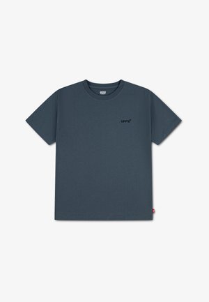 Μπλούζα Levi's σε σκούρο μπλε χρώμα με κοντά μανίκια, στρογγυλή λαιμόκοψη, μικρό λογότυπο Levi's στο στήθος και κόκκινη ετικέτα Levi's στο πλάι.