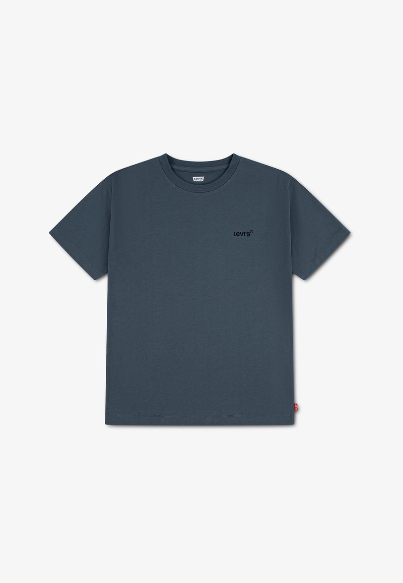 Μπλούζα Levi's σε σκούρο μπλε χρώμα με κοντά μανίκια, στρογγυλή λαιμόκοψη, μικρό λογότυπο Levi's στο στήθος και κόκκινη ετικέτα Levi's στο πλάι.