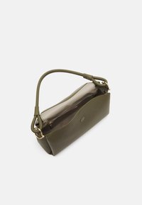 Borsa a tracolla verde oliva con esterno in pelle texturizzata, interno liscio, manico corto e dettagli in hardware dorato. Design con apertura superiore.