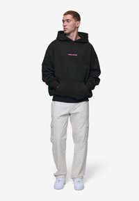Pegador COLNE LOGO HOODIE - Džemperis ar kapuci - washed black/virtual pink