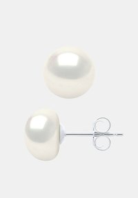 Boucles d'oreilles en perles en forme de clou avec une surface brillante, de couleur blanche, de forme ronde et une attache en métal argenté. Convient à diverses occasions.