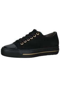 Schwarze Wildleder-Sneaker mit einer Lackleder-Spitze, goldenen Ösen und einer schwarzen Gummisohle mit einem goldenen Akzentstreifen.