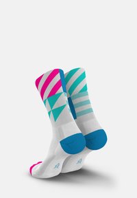Bunte Socken mit einem geometrischen Muster in Pink und Türkis auf einem weißen Grund, mit blauen Akzenten an Spitze und Ferse.
