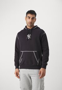 Sudadera negra de algodón con capucha ajustable, logo blanco de NY, bolsillo canguro en la parte frontal y detalles de costura en contraste.