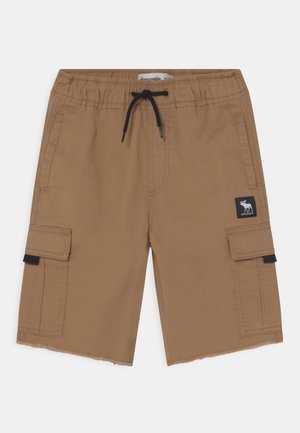 Brune cargoshorts med elastik i taljen, sort snøre, sidelommer og et patch-logo. Fremstillet af slidstærkt stof med en opsmøget kant.