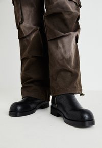 Koi Footwear THE LAST COURTSHIP MENS ORNATE STACKED - Botas de cowboy/motociclista - black lizard