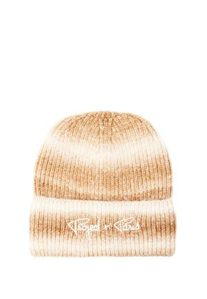 Berretto in maglia beige con coste verticali e un risvolto. Presenta un motivo a gradiente che passa dal beige chiaro al beige scuro, con testo bianco.