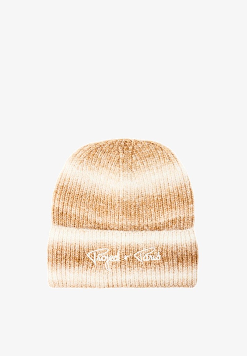 Bonnet en tricot beige avec des côtes verticales et un revers replié. Présente un motif dégradé allant du beige clair au beige foncé, avec du texte blanc.