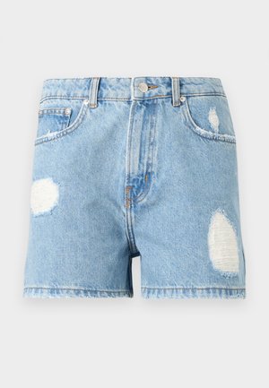 Shorts en jean bleu clair à taille haute, fermeture par boutons, poches avant et patchs déchirés à l'avant et sur le côté.