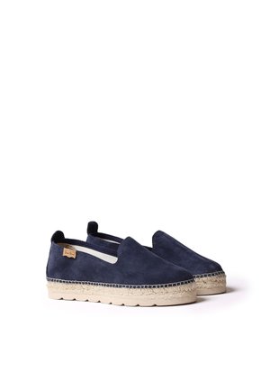 Marineblauwe suede instappers met een jute touwzool, voorzien van een witte zijstreep en een klein logo label. Soepele structuur en ronde vorm.