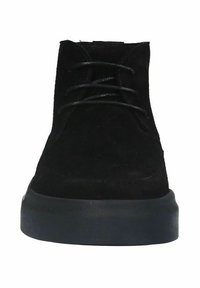 Stivaletti chukka in suede nero con texture liscia, punta rotonda e chiusura con lacci neri. La suola è piatta e scura, con un design minimale.