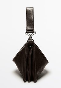 Borsa a tracolla in pelle marrone con un design unico ripiegato, ampia tracolla e un accento in metallo argento. Texture morbida e forma geometrica.