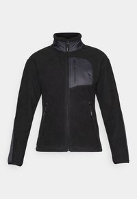 Zwarte fleece jas met een geïsoleerde paneel op de bovenste linkerborst, met ritssluitingen in de zakken en een hoge kraag voor extra warmte.
