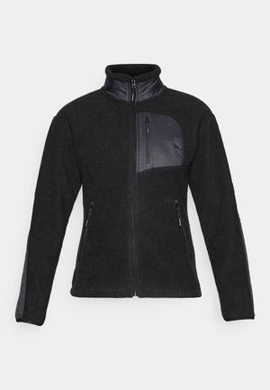 Svart fleecejakke med et isolert panel på øvre venstre bryst, glidelommer og høy krage for varme.