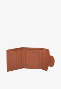 Hnědá kožená peněženka s několika sloty na karty, hladkým povrchem a zaoblenými detaily. Zavřená; ukazuje vnitřní uspořádání.