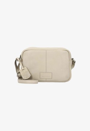 Borsa a tracolla in pelle beige con finitura testurizzata, forma rettangolare, tracolla regolabile e un piccolo tag con dettagli del marchio.