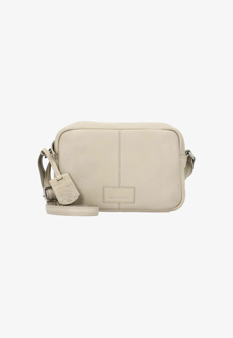 Borsa a tracolla in pelle beige con finitura testurizzata, forma rettangolare, tracolla regolabile e un piccolo tag con dettagli del marchio.