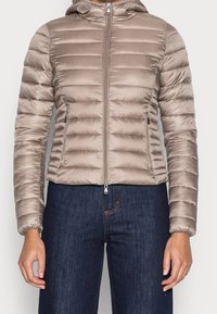 Jasnobeżowa kurtka puchowa z kapturem, poziomo pikowana, z suwakiem z przodu i dwoma bocznymi kieszeniami. Gładka, błyszcząca tekstura.