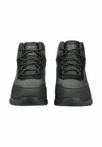 Botas de senderismo negras de corte medio con un acabado suave y texturizado, cordones robustos y una puntera reforzada para mayor durabilidad.